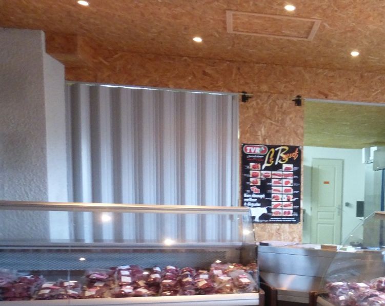 La salle de vente. Nous vous accueillons le lundi et le jeudi de 17:30 à 19:00 et le samedi de 9h30 à 12h30 pour de la vente au détail. 

Nos produits conditionnés sous vide individuellement, Aiguillette,basse côte,bavette,beefsteack,brochettes,bourguignon,bolognaise,côte de boeuf,entrecôte, faux filet....

Commande des colis par mail, par le site ou par téléphone.
